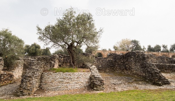 Sirmione - grotto -3 - Lake Garda, Verona and Venice
