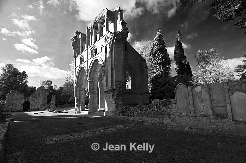 Dryburgh Abbey - 8539 bw - Black and white