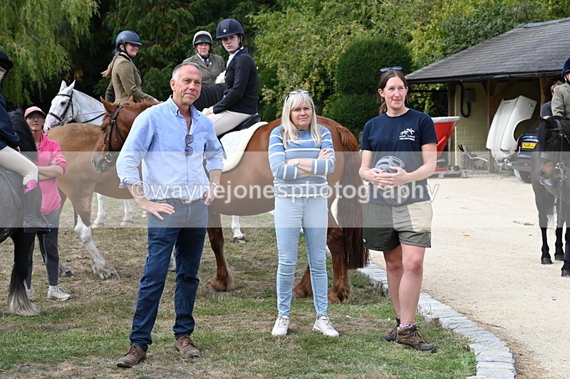 WJ6_3859 - Berks & Bucks - The Old farmhouse - Hound Exercise 20-08-25