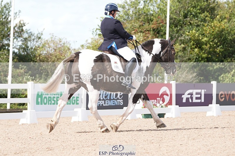 250906-135009-03407 - 106-Lucy.HamblettGalliano.Gold.Dust