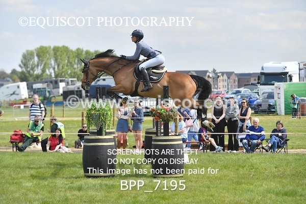 BPP_7195 - CLASS 3 Andrew Hamilton Coach, RHS Foxhunter Championship Qualifier
