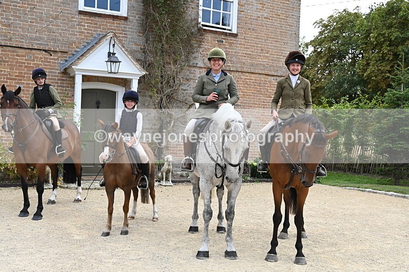 WJ6_3686 - Berks & Bucks - The Old farmhouse - Hound Exercise 20-08-25