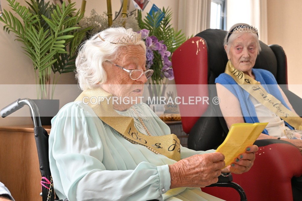 AM3_1049 - Iris and Betty.