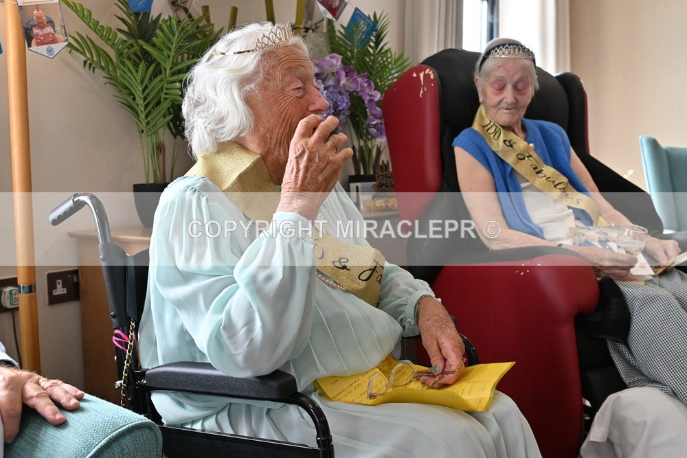 AM3_1145 - Iris and Betty.