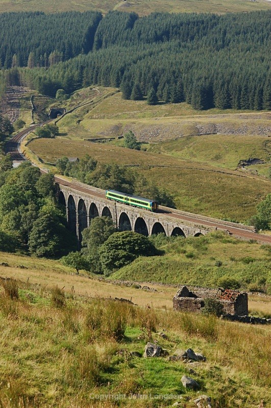 10.8.07 158784 08.49 Carlisle - Leeds, Dent Head viaduct - Dent Head