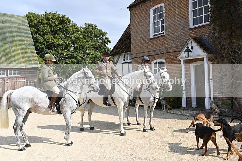 WJ6_3261 - Berks & Bucks - The Old farmhouse - Hound Exercise 20-08-25