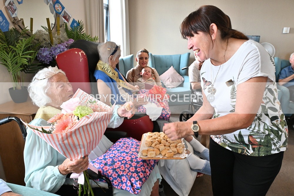 AM3_1465 - Iris and Betty.