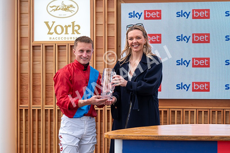 150526-Race 2-Lilt-2498 - Race 2 2.20pm Sky Bet Fillies' Stakes