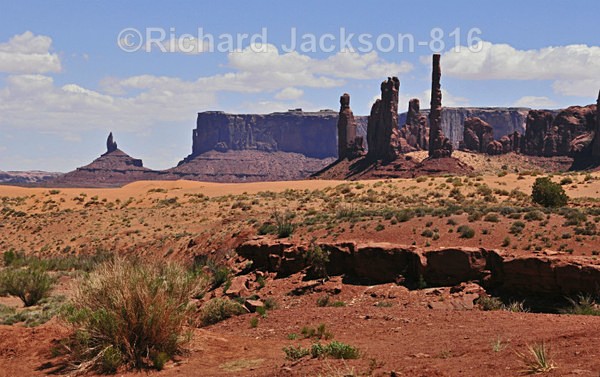 8RJ0241a - Monument Valley