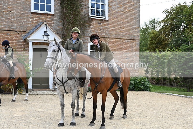 WJ6_3640 - Berks & Bucks - The Old farmhouse - Hound Exercise 20-08-25