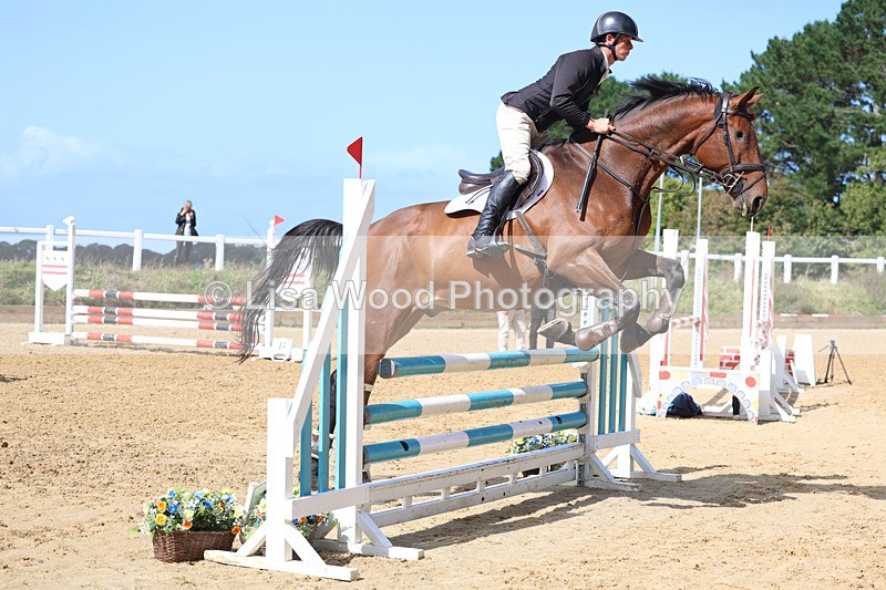 3E7A9297 - Class 9: Senior British Novice/90cm open