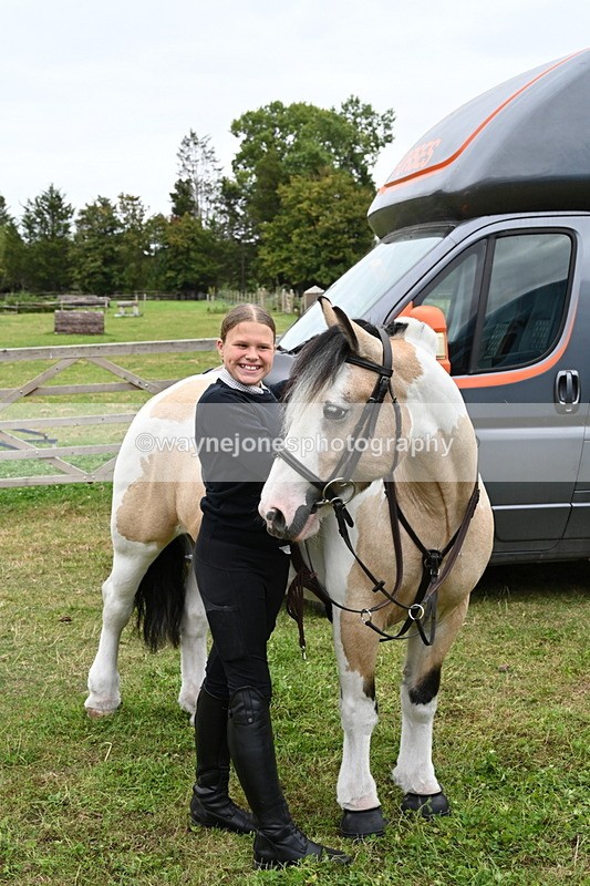 WJ6_2853 - Berks & Bucks - The Old farmhouse - Hound Exercise 20-08-25