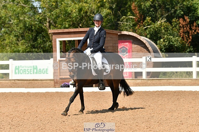 250817-132622-09950 - 090-Sarah.GoddardSaris.Fingers.Crossed