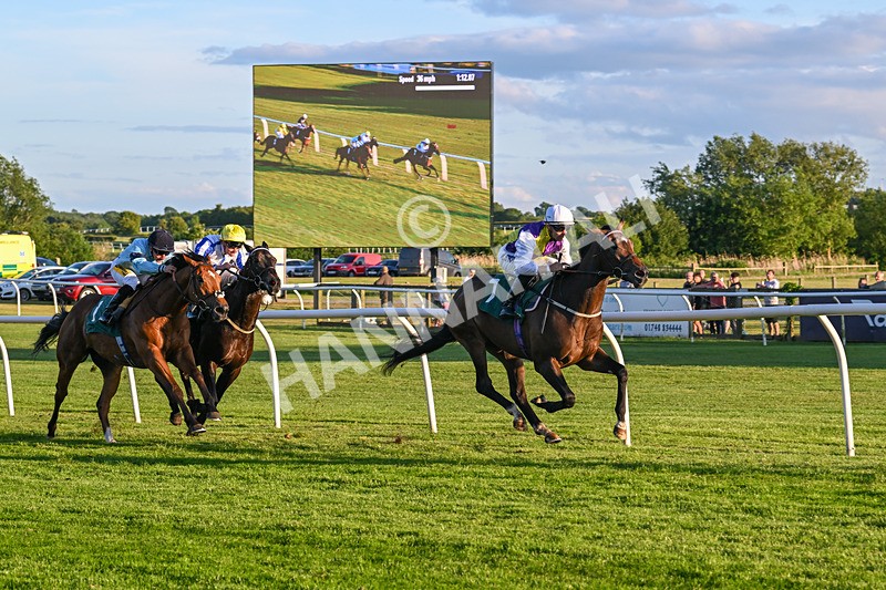 300525-Race 5-Wicket Keeper-7852 - Race 5