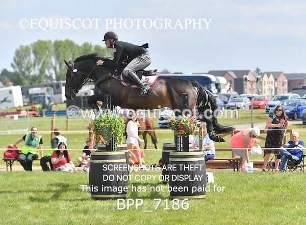 BPP_7186 - CLASS 3 Andrew Hamilton Coach, RHS Foxhunter Championship Qualifier