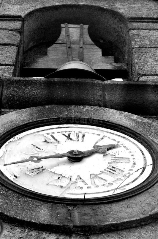 Broken time clock - B&W01