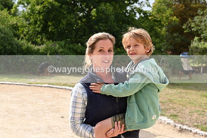 WJ6_3305 - Berks & Bucks - The Old farmhouse - Hound Exercise 20-08-25