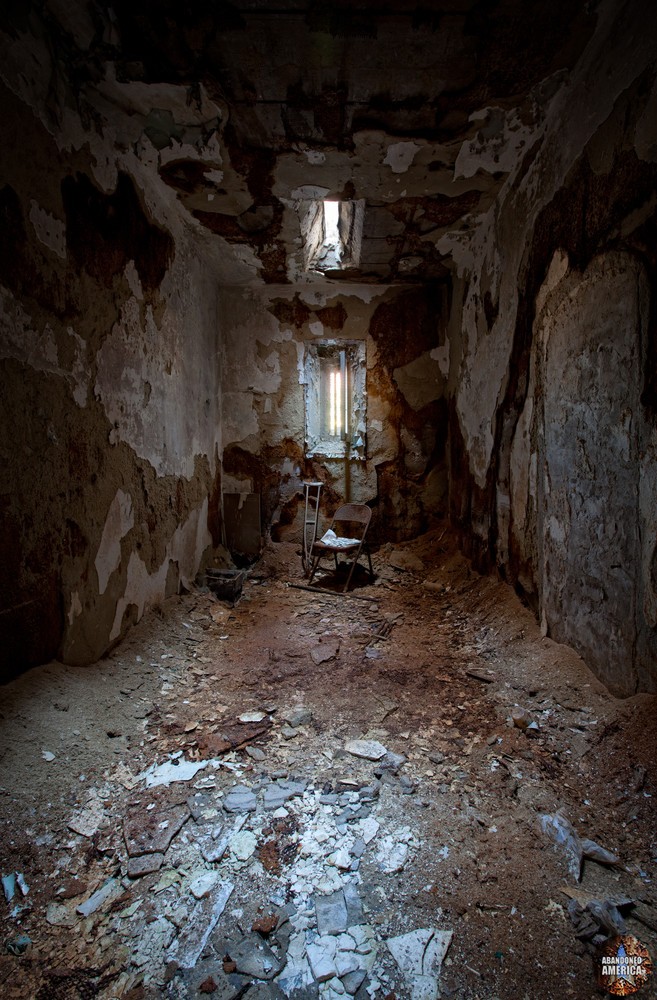 Decayed cell, Holmesburg Prison, Philadelphia PA | Abandoned America by Matthew Christopher