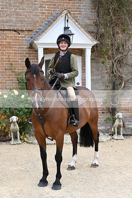 WJ6_3587 - Berks & Bucks - The Old farmhouse - Hound Exercise 20-08-25