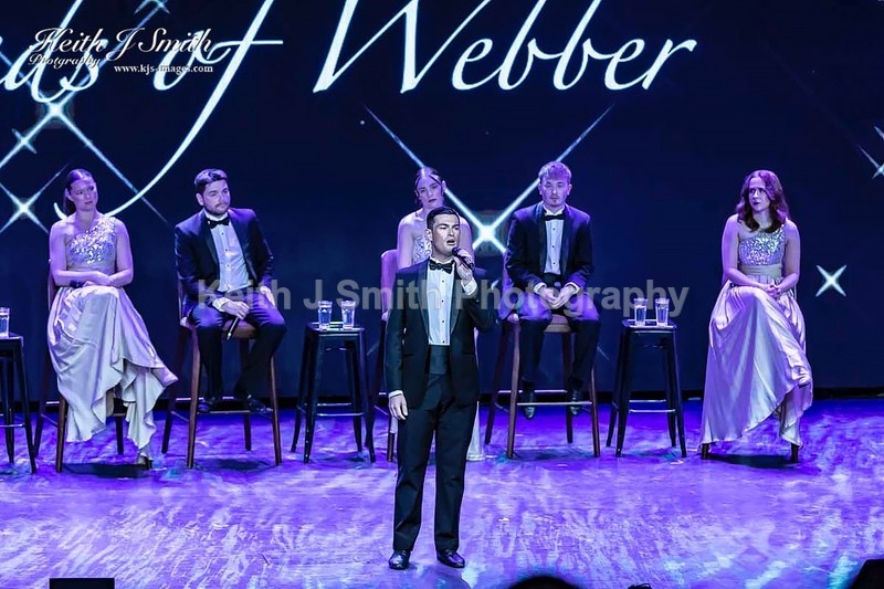 7KJS0433 - Ambition show team