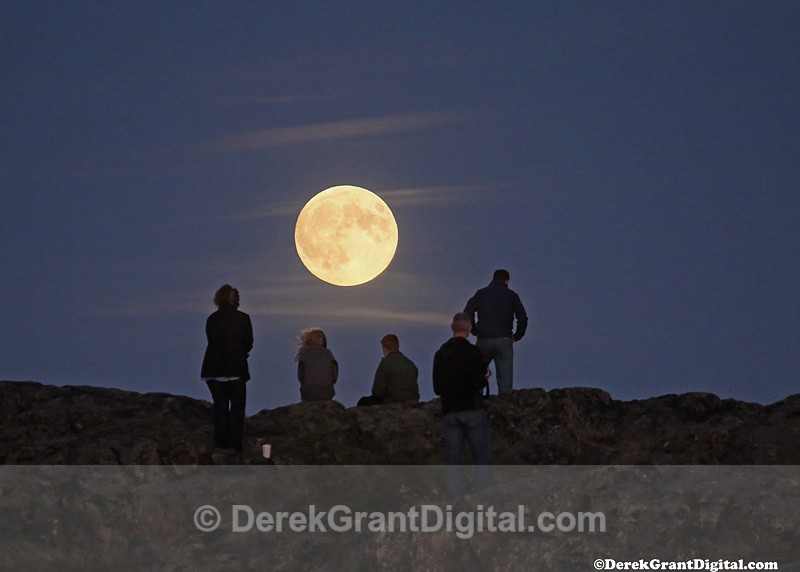 Super Moon Spectators - Sunset/Moonrise