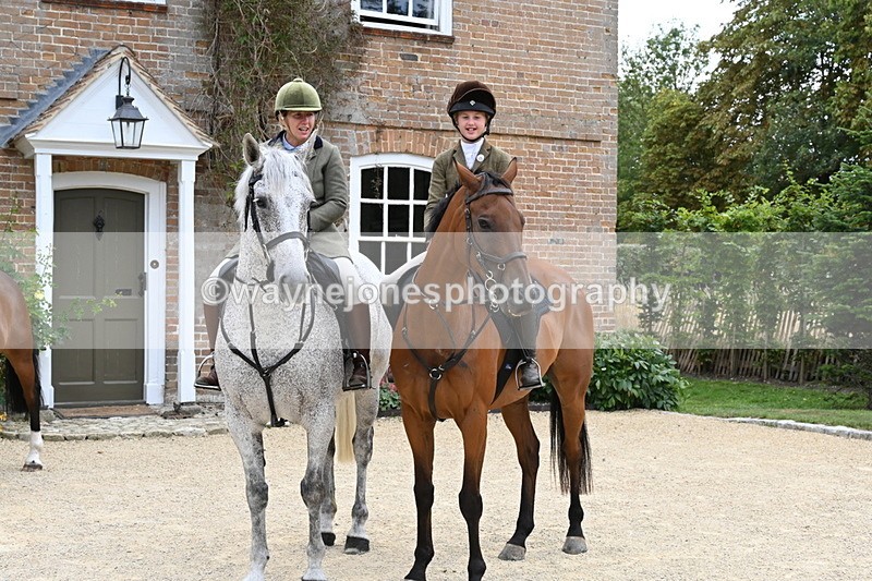 WJ6_3613 - Berks & Bucks - The Old farmhouse - Hound Exercise 20-08-25
