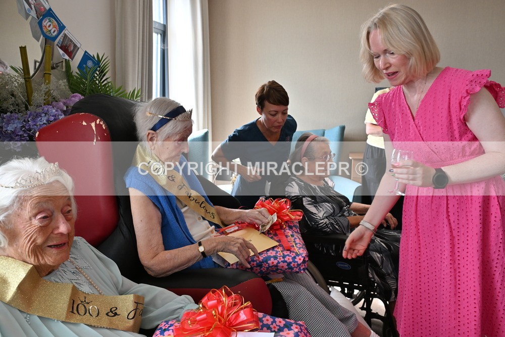 AM3_1324 - Iris and Betty.