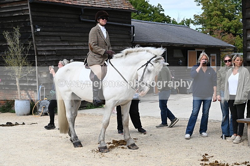 WJ6_3852 - Berks & Bucks - The Old farmhouse - Hound Exercise 20-08-25