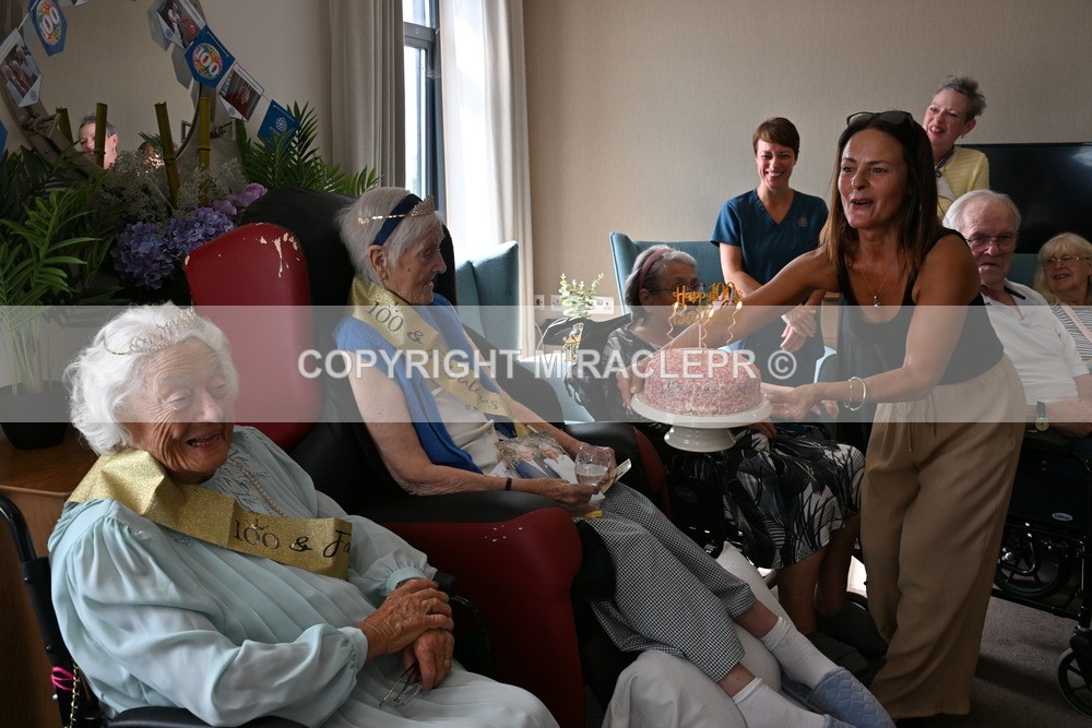 AM3_1235 - Iris and Betty.