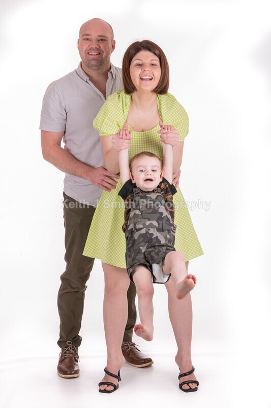 2KJS2803 - Jannie, Kristen & family. Studio