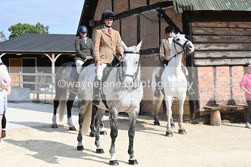 WJ6_3229 - Berks & Bucks - The Old farmhouse - Hound Exercise 20-08-25