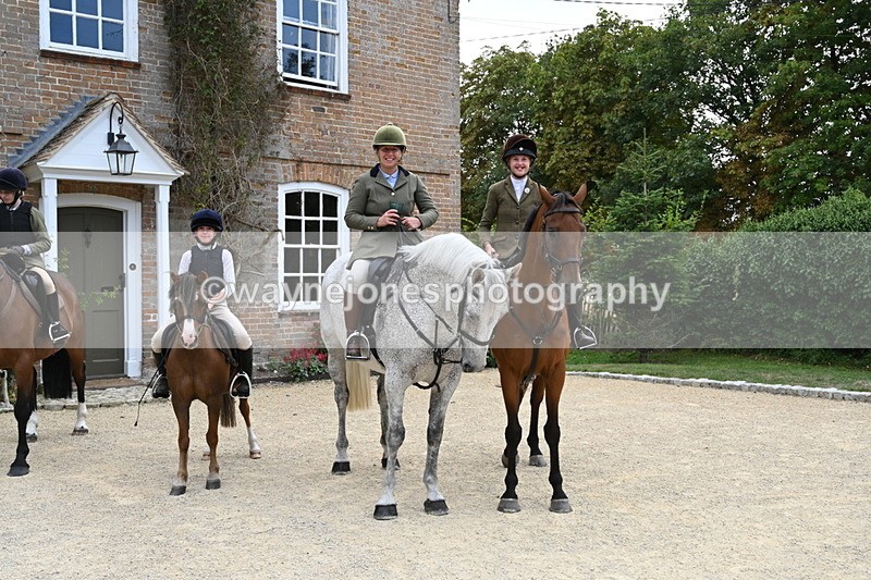 WJ6_3718 - Berks & Bucks - The Old farmhouse - Hound Exercise 20-08-25