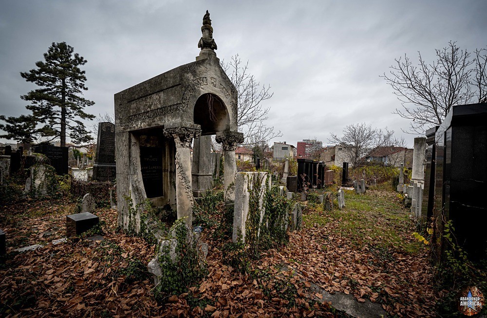 Abandoned Jewish Cemetery Grave - Abandoned Miscellania In Romania