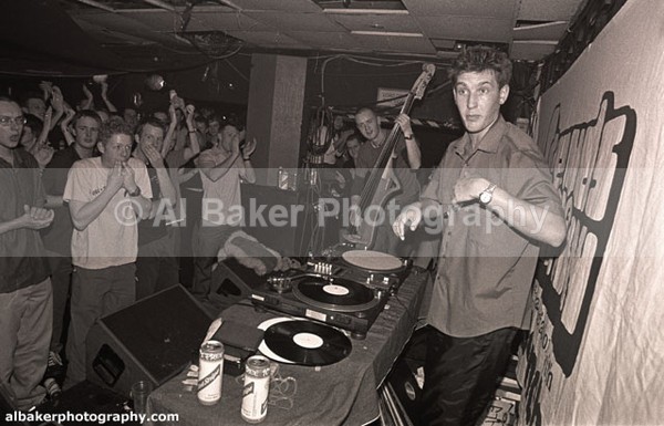 27 fingathing - Friends & Family @ the-roadhouse 18.11.00