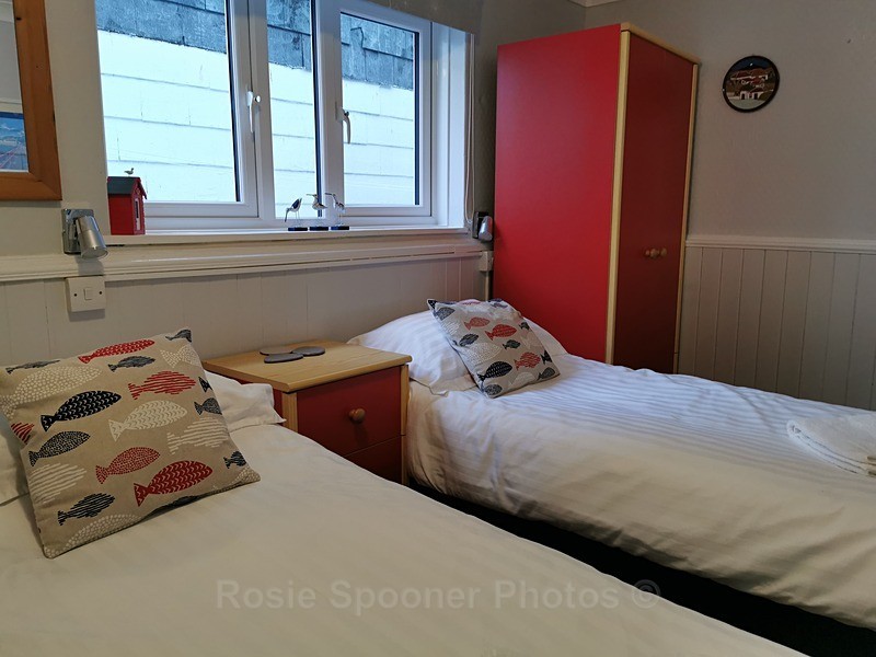 Twin Bedroom - ROSIE'S HOLIDAY LET DOLPHINS