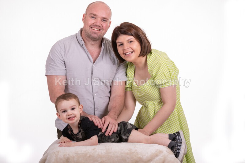2KJS2731 - Jannie, Kristen & family. Studio
