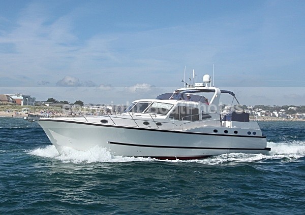 090823 CARAVEL IMG_2601 - Flybridge Cruisers