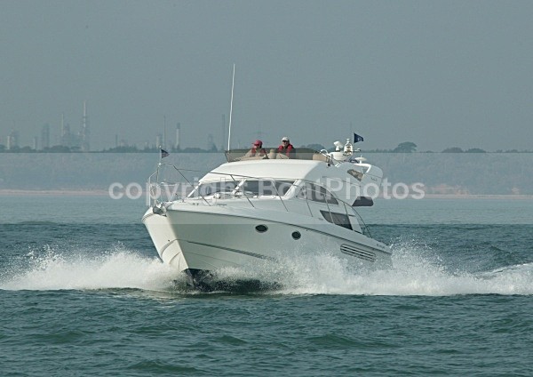 081011 HEDO 8CDX0853 - Flybridge Cruisers