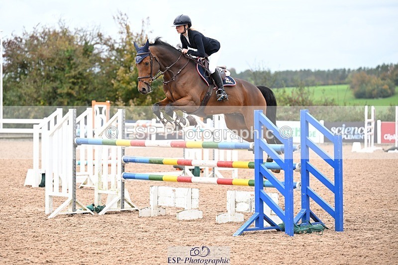 251022-143015-00666 - Cls 6 Snr Foxhunter 1.20m