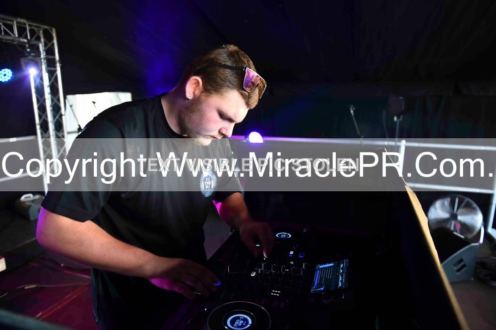 SH4_9978 - Tj the DJ