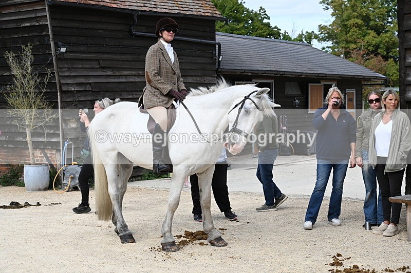 WJ6_3853 - Berks & Bucks - The Old farmhouse - Hound Exercise 20-08-25