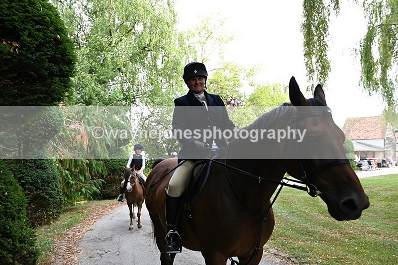 WJ6_4070 - Berks & Bucks - The Old farmhouse - Hound Exercise 20-08-25