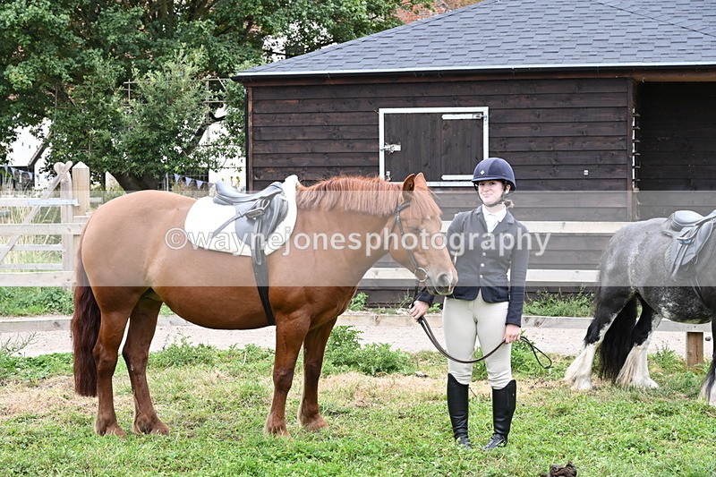 WJ6_2877 - Berks & Bucks - The Old farmhouse - Hound Exercise 20-08-25