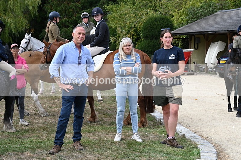 WJ6_3856 - Berks & Bucks - The Old farmhouse - Hound Exercise 20-08-25