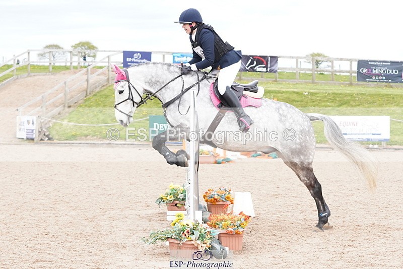 250419-150206-12811 - 618-Sophie.Channon-HIVES.LUCKY.BOUNCER