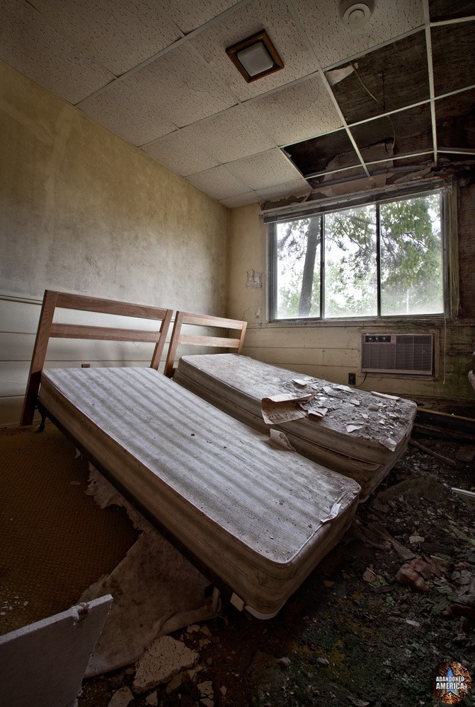 Harmony House Resort - Photographs by Matthew Christopher Murray of Abandoned America