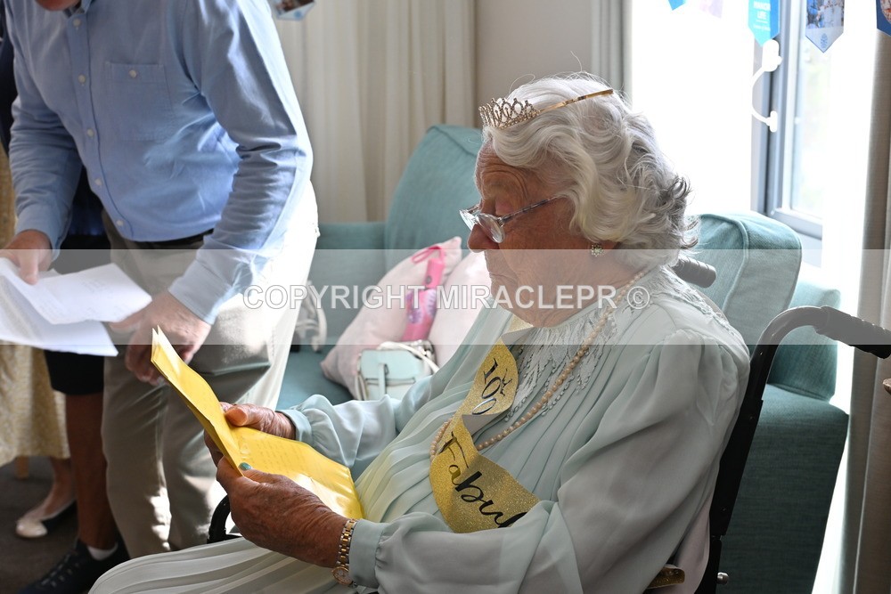 AM3_1043 - Iris and Betty.