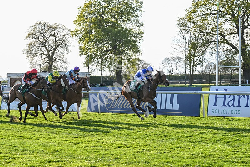220425-Race 4-Jez Bomb-9099 - Race 4