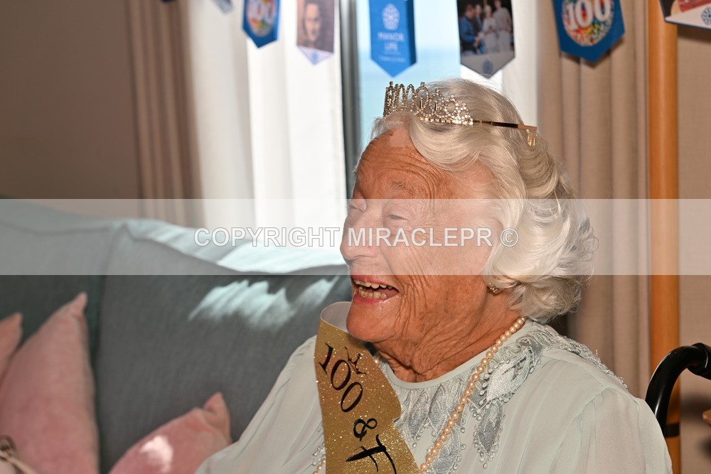 AM3_0836 - Iris and Betty.