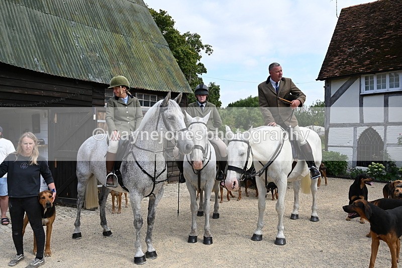 WJ6_3871 - Berks & Bucks - The Old farmhouse - Hound Exercise 20-08-25